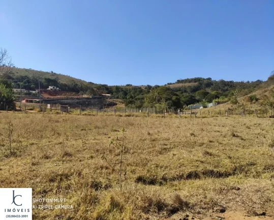 Imagem Sítio , próximo à São Lourenço MG, topografia plana, energia el?(C)trica instalada, muita água, lago, ducha natural, casa grande, estrada boa.