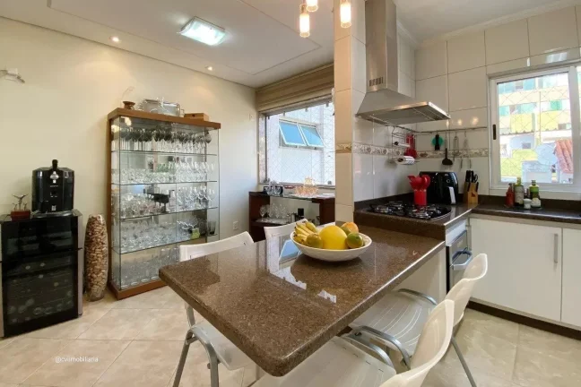 Imagem Este espaçoso apartamento oferece uma combinação perfeita de conforto e conveniência. Com quatro...