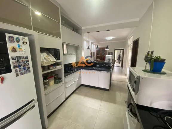 Imagem Casa geminada de 3 dormitórios, sendo 1 suíte master, com escritório e 2 vagas de garagem, localizado no bairro Gravatá - Adriano Carpes Imóveis vende