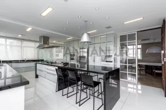Imagem Cobertura no Jardins: 3 quartos, 1 suíte, 4 salas, 4 banheiros, 3 vagas - São Paulo-SP - 550m²!