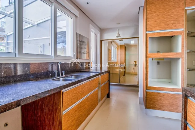 Imagem Localizada em um condomínio de alto padrão, esta casa em estilo sobrado oferece conforto, privacid...