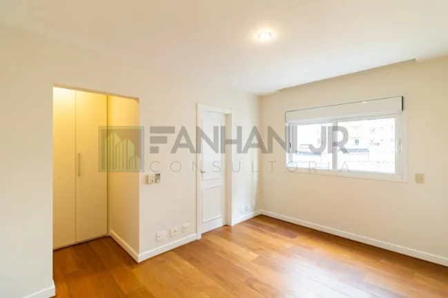 Imagem Venha se surpreender com essa incrível residência de luxo! Com 3 suítes espaçosas, sendo a suíte do casal com 2 banheiros, você terá todo o conforto