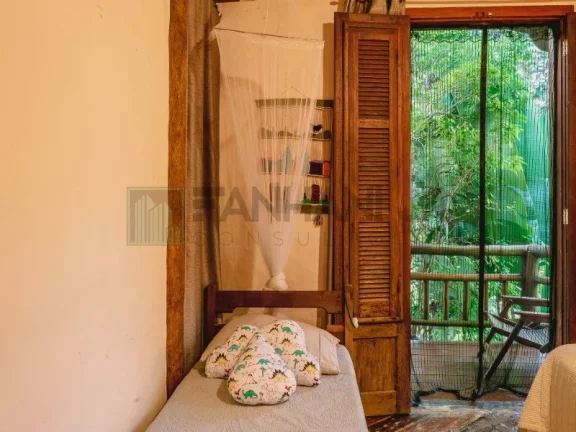 Imagem Linda costeira localizada na Região Norte da Ilha!!!! Piso superior: 3 suítes com varanda, sendo a suíte Master com banheira de hidromassagem e espa