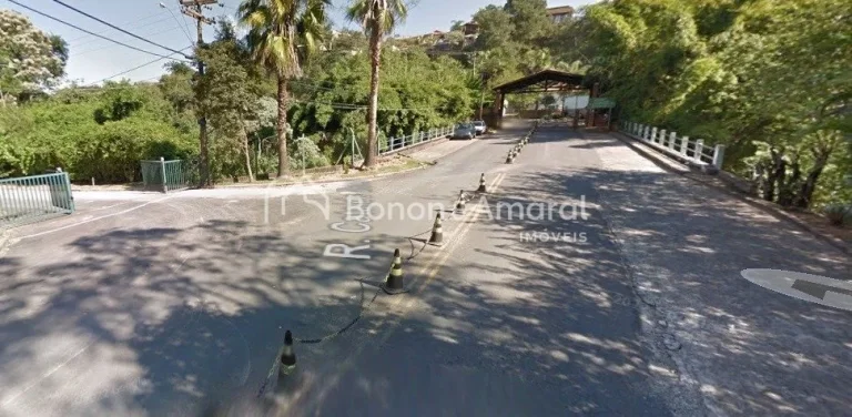 Imagem Linda residência em condomínio fechado, oferecendo três quartos, sendo duas suítes, sala ampla p...