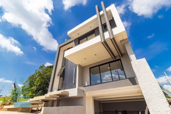 Imagem Sobrado Alto Padrão com 3 Suítes, 4 Vagas, Espaço Gourmet à venda, 290 m² por R$ 1.700.000 - Costeira - São José dos Pinhais/PR