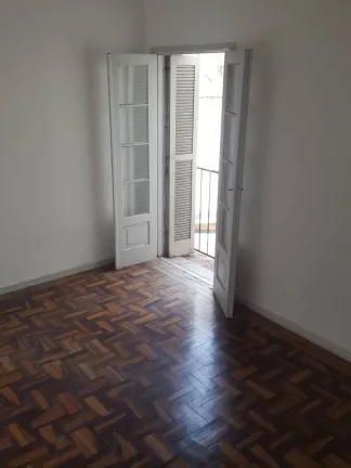Imagem Apartamento reformado e ensolarado na Cidade Baixa — a um passo da Redenção!