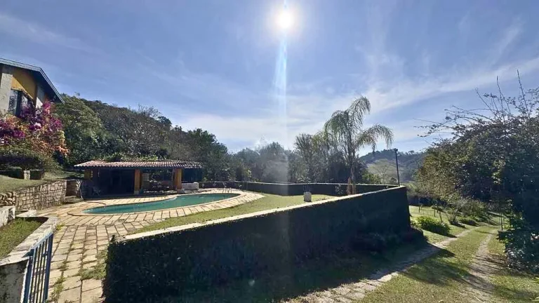 Imagem A escala monumental da Serra da Mantiqueira aos seus pés