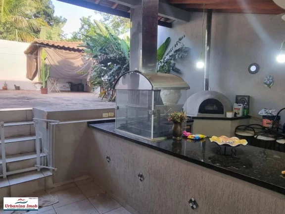 Imagem Casa Térrea à Venda no Centro de Campo Grande/MS contendo 1 Suíte + 2 Dormitórios + Sala Ampla e 3 Vagas em 204,16 m2 de Área Útil + 500 m2 de Terreno