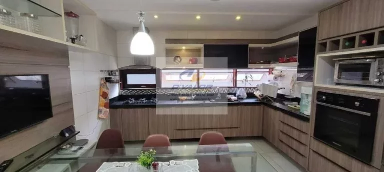 Imagem Vendo Casa em Condomínio Fechado, com 481 m², 4 suítes, sala p/ 4 ambientes, espaço gourmet e 2 vagas