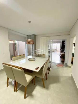 Imagem Casa em condomínio para venda em Valinhos S.P.

Casa nova e maravilhosa no condomínio Villa do Sol...