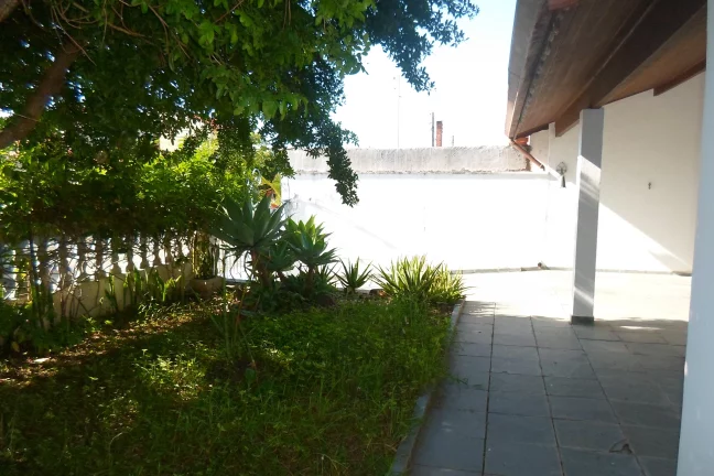Imagem Casa com edícula a 200m da praia à venda em Peruíbe.