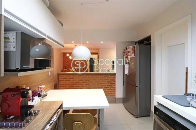 Imagem Apartamento com três dormitórios, totalmente reformado. A cozinha ficou linda e está integrada ao...