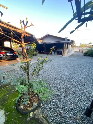 Imagem Casa com 4 dormitórios sendo 1 suíte e 4 vagas de garagem em Jarivatuba | Joinville/SC