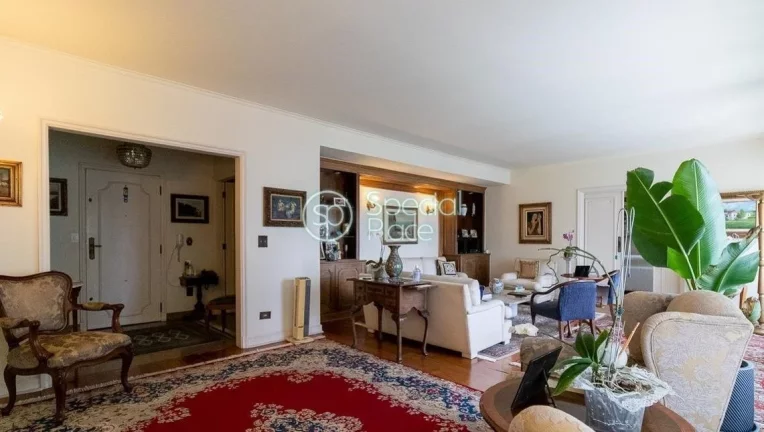 Imagem Apto com pé direito alto e rico em iluminação e ventilação natural. Possui 352m² muito bem dis...