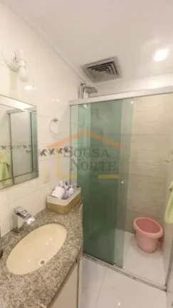 Imagem Apartamento reformado, com 3 dormitórios e armários planejados, cozinha com móveis planejados, ar...