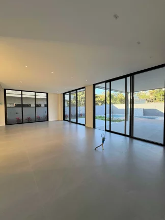 Imagem Casa em condomínio com 4 suítes e 4 vagas de garagem em Camboriú/SC