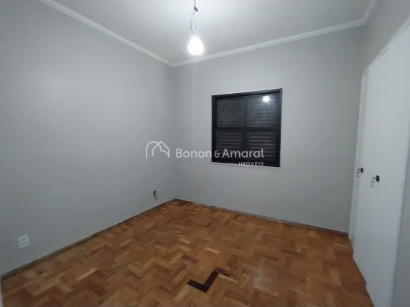 Imagem Casa com ótima planta, oferecendo muito potencial de personalização. Necessita de reformas, mas c...