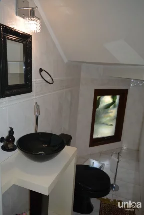 Imagem Casa em Camobi com 05 dormitórios, suíte master, lareira, piscina