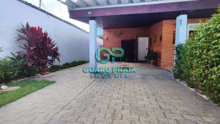 Imagem Sala espaçosa para 2 ambientes, varanda, sala de jantar, 3 dormitórios sendo uma suíte, banheiro social, cozinha, lavanderia, piscina, churrasqueira, 1 edícula com 2 suítes, 5 quartos