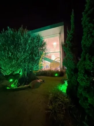 Imagem Sobrado em condomínio fechado com 05 suites mobiliado e decorado