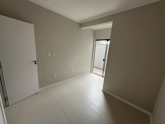 Imagem 02 Suítes, térreo com excelente padrão de acabamento e perto da Praia, esse apartamento em Gravatá, Navegantes. Adriano Carpes Imóveis Vende