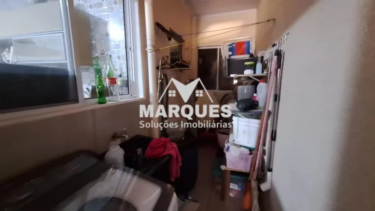 Imagem Casa terréa na rua principal do bairro