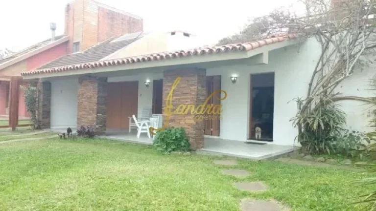 Imagem Sobrado em Atlântida! Apenas 01 quadra do mar com 04 dormitórios