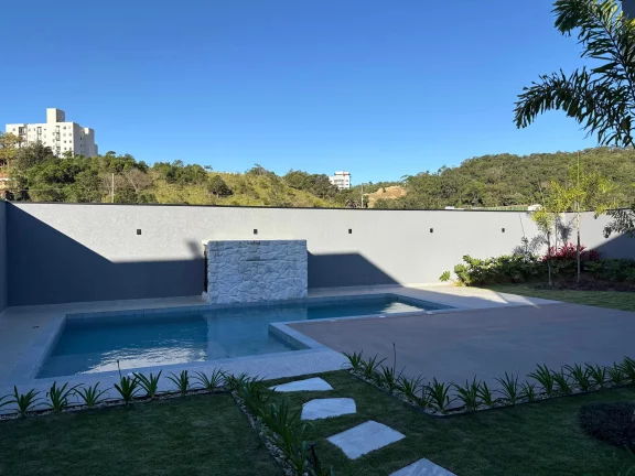 Imagem Casa em condomínio com 4 suítes e 4 vagas de garagem em Camboriú/SC