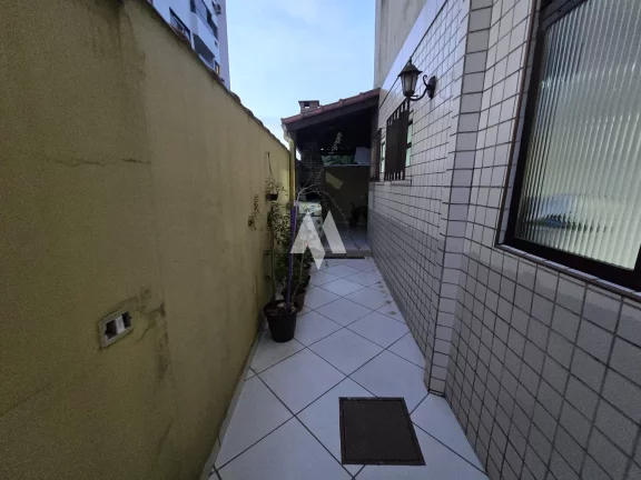 Imagem Oportunidade Única! Casa Sobreposta Baixa, Isolada, 3 Suítes e Localização Privilegiada!