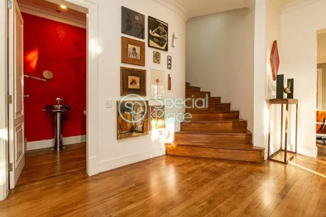 Imagem Casa em excelente localização no Jardim Guedala, direcionada para um lindo jardim com piscina em d...