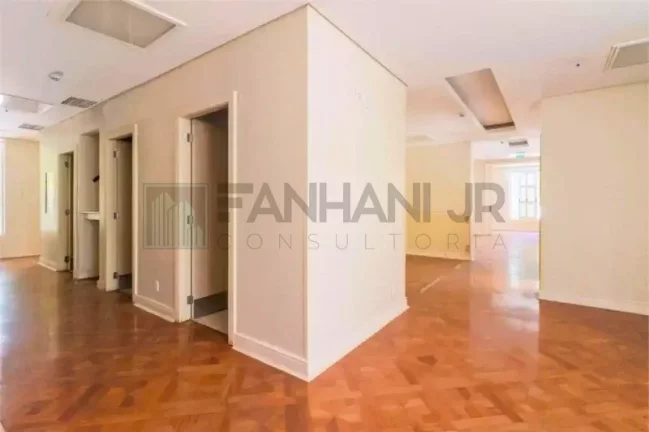 Imagem Casa Comercial para Locação em São Paulo-SP, no Jardim América: 10 Salas, 5 Banheiros, 20 Vagas de Garagem, 835m² de Área