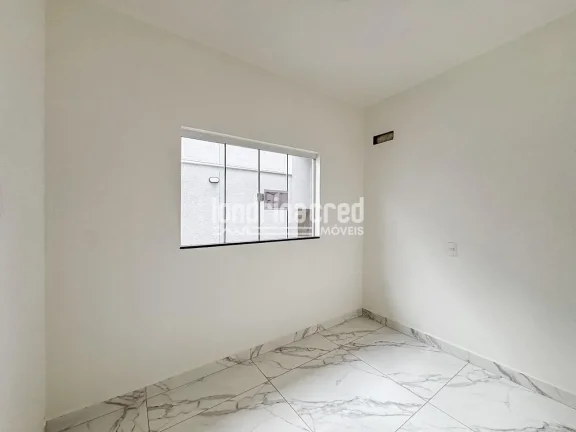 Imagem Casa geminada na Zona Oeste de Londrina com 3 dormitórios (1 suíte), sala ampla, cozinha, 2 banheiros, 2 vagas de garagem e 105m² em terreno de 150m²