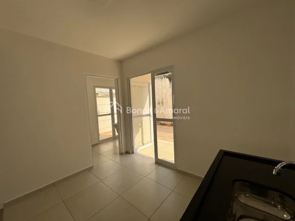 Imagem Esta encantadora casa geminada em Valinhos conta com 3 dormitórios, sendo 1 suíte. No térreo, voc...