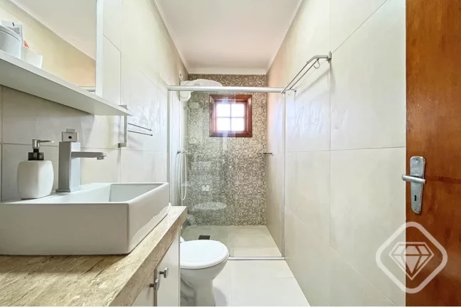 Imagem Casa com 3 dormitórios, suíte, sótão e áreas de convivência integradas no Bairro Tristeza

Um ...