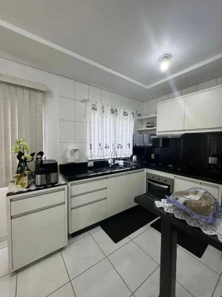 Imagem Sobrado com 4 dormitórios amplos sendo 1 suíte e 4 vagas - Bom Retiro, Joinville/SC