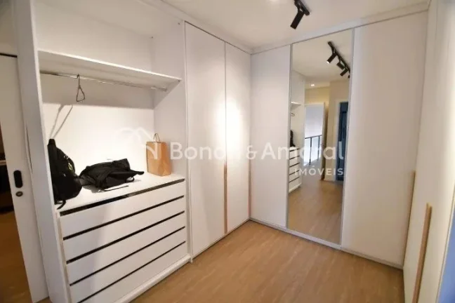 Imagem Esta elegante residência, construída há apenas 2 anos, está situada em um terreno de 450m² e po...