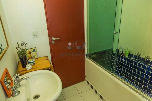 Imagem Apartamento totalmente reformado, com piso de madeira, living para 02 ambientes, 03 dormitórios sen...