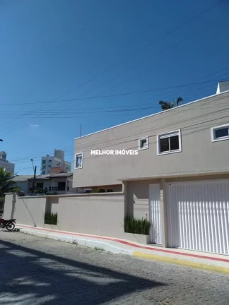 Imagem Casa Nova á Venda com 03 Dormitórios sendo 01 Suíte Localizado no Centro de Camboriú - SC