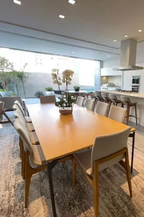 Imagem Casa de Alvenaria nova à venda com 5 suítes e 8 vagas de garagem localizada no centro de Balneário Camboriú