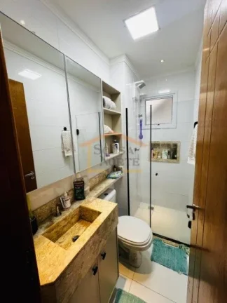 Imagem Casa em condomínio com 2 dormitórios, sendo 1 com closet, sala integrada à cozinha americana, esc...