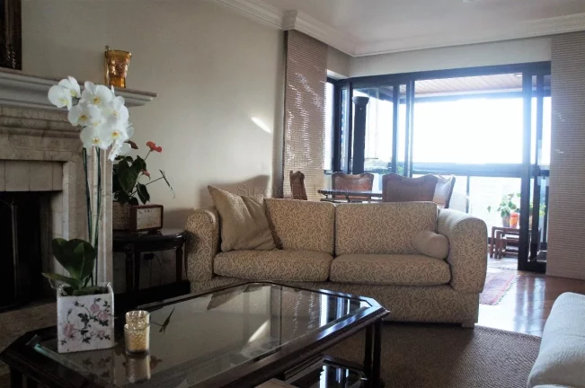 Imagem Apartamento de 191m², em andar alto. Living amplo com lareira e varanda gourmet. Possibilidade de i...