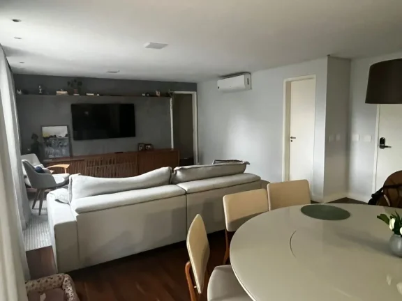 Imagem Apartamento com 3 suítes com marcenaria impecável, piso de madeira, ar condicionado e varanda gour...