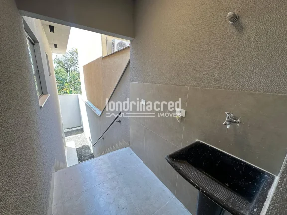 Imagem Casa assobradada à venda com 106m² de área construída, 2 dormitórios (1 suíte), 3 banheiros e 2 vagas de garagem em terreno de 125m².