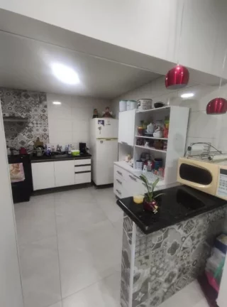 Imagem Casa à venda de 2 dormitórios na Vila Caiçara em Praia Grande-SP, com 96,13m² distribuídos em sala ampla, cozinha americada, 2 dormitórios sendo 1 suíte, banheiro social, área de serviço e 1 vaga de garagem. Aceita financiamento bancário. *As informações 
