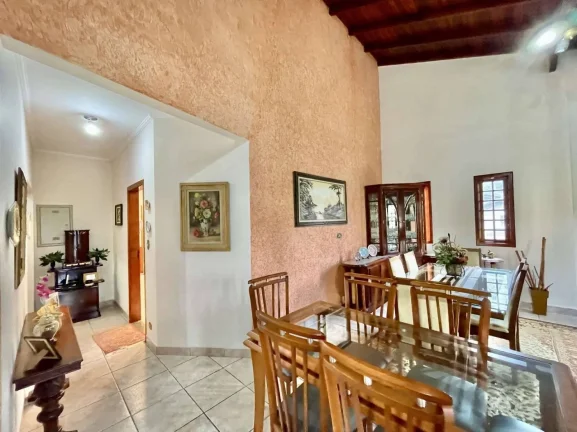 Imagem Cond Chácar dos Lagos - Térrea 3 suítes, anexo gourmet, piscina e pomar!