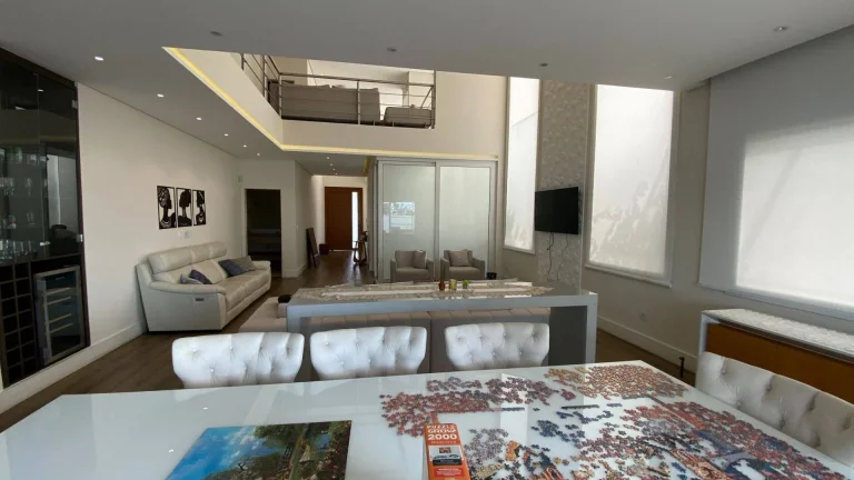 Imagem Casa a venda com 3 Quartos ( Suítes), 6 Vagas. Granja Viana.