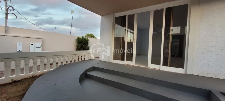 Imagem Casa Comercial para Locação no Bairro Amambaí em Campo Grande-MS: 6 Salas, 7 Banheiros, 20 Vagas de Garagem e 250m² de Área.