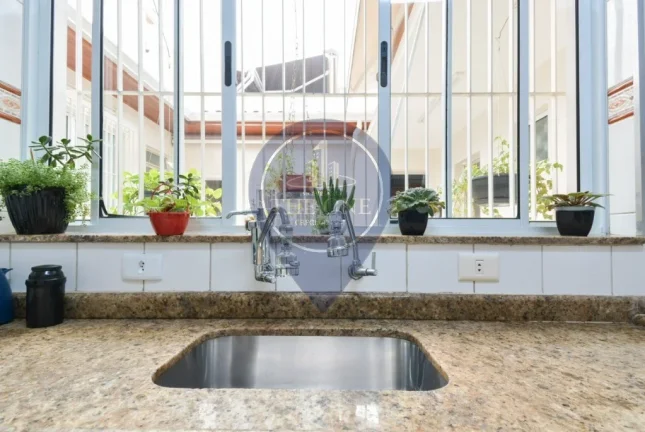 Imagem Imperdível oportunidade: Casa à venda em São Paulo-SP, no bairro Ipiranga, com 3 quartos, 1 suíte, 2 salas, 3 banheiros, 3 vagas de garagem e área de 210m²!