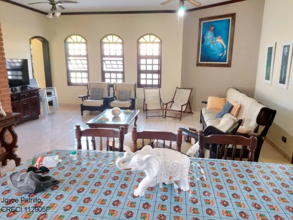 Imagem Casa á venda em Peruíbe com 4 dormitórios, piscina e ampla área de lazer a apenas 550m da praia. Aproveite!!!