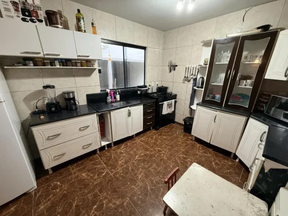 Imagem Casa com 305m² de área construída a apenas 170 metros do mar, mobiliada, 4 quartos (1 suíte) e 4 vagas no Centro de Navegantes no litoral Norte, Adriano Carpes Imóveis vende!